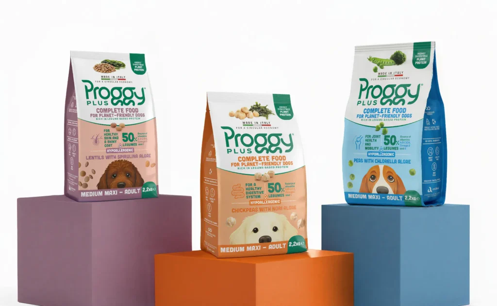 Linea Proggy Plus pet food vegetale per cani adulti Medium–Maxi, con lenticchie e spirulina, ceci e alga nori, e piselli con alga chlorella; alimenti completi made in Italy ricchi di proteine vegetali, 50% legumi, ipoallergenici e sviluppati secondo i principi dell’economia circolare per il benessere del cane e dell’ambiente.